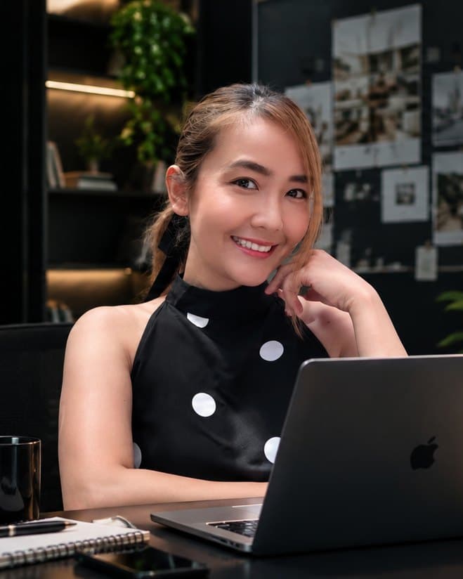 Areerat Somlansint (CC) ผู้ก่อตั้ง SeeSite ที่โต๊ะทำงาน